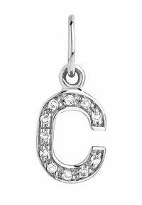 Charm de plata en forma de letra "C" con piedras preciosas transparentes incrustadas a lo largo de los bordes, presenta un acabado liso y pulido y un lazo para su sujeción.