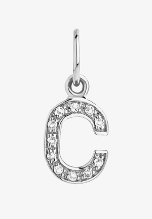 Charm de plata en forma de letra "C" con piedras preciosas transparentes incrustadas a lo largo de los bordes, presenta un acabado liso y pulido y un lazo para su sujeción.