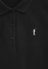 Polo noir avec une finition texturée, doté d'un col classique et d'une patte de boutonnage à trois boutons. Logo de golfeur brodé en blanc sur la poitrine.