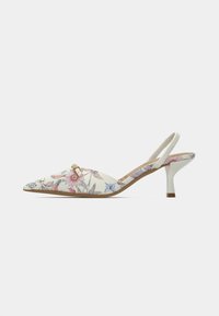 Escarpin slingback floral en textile blanc avec un bout pointu et un talon de 5 cm couleur beige clair. Présente un accent doré sur le cou-de-pied.