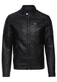 Giacca in pelle nera con colletto alto, dettagli trapuntati sulle spalle, chiusura con zip frontale e due tasche laterali. Texture morbida e design aderente.