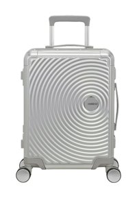 Valigia argentata con superficie a texture a spirale, esterno rigido, manico estensibile e quattro ruote per la mobilità.