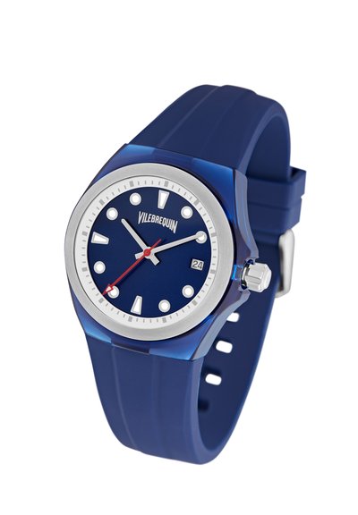 Reloj con correa de silicona azul, esfera redonda azul, bisel plateado, marcadores de hora blancos y segundero rojo. Presenta una pantalla de fecha a las 3 en punto.