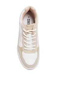 Basket blanche et beige avec des matériaux en daim et lisses, design à lacets, col rembourré et détail de logo sur le côté. Taille 39.