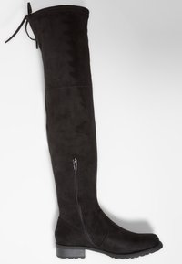 Bota de ante negra hasta la rodilla con cremallera lateral, tacón plano y detalle de lazo en la parte posterior superior.