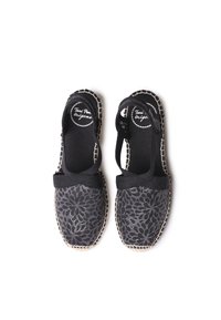 Černé espadrilky s složitými květinovými vzory, černý textilní svršek, elastický pásek a pletená juteová podrážka. Design s kulatou špičkou a nízká hmotnost.