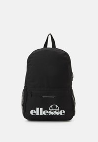 Fekete hátizsák kerek formával, szövet anyagból, elülső cipzáras zsebbel, hálós oldalzsebekkel és fehér "ellesse" logóval elöl.