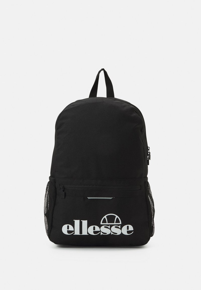 Fekete hátizsák kerek formával, szövet anyagból, elülső cipzáras zsebbel, hálós oldalzsebekkel és fehér "ellesse" logóval elöl.