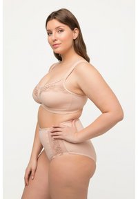 Ensemble de lingerie beige comprenant un soutien-gorge doux avec des détails en dentelle et une culotte taille haute, fabriqué à partir d'un matériau lisse avec des accents transparents.