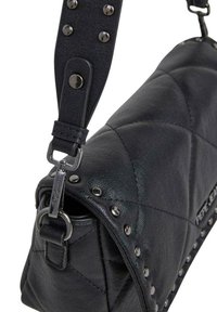 Borsa a mano in pelle nera con un motivo trapuntato. Presenta borchie argentate sulla tracolla e sul lato. Include una chiusura argentata per una chiusura sicura.