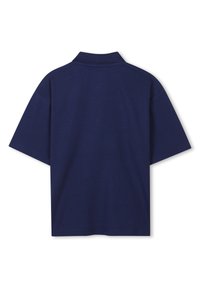 Polo shirt blu navy con una texture morbida, maniche corte e colletto. Il retro è semplice, con un taglio dritto e senza ulteriori dettagli.