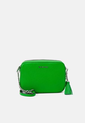 Lysegrøn rektangulær crossbody-taske med sølvkæde-rem og kvastdetalje, tekstureret læder og lille mærkelogo på fronten.