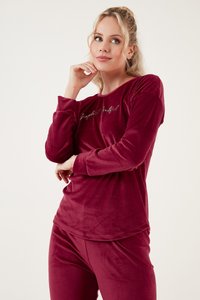 Bordo velur sets za opuštanje s dugim rukavima i odgovarajućim hlačama. Gornji deo ima izvezenu oznaku "Jednostavno i lijepo" u zlatnoj boji. Mekani materijal.