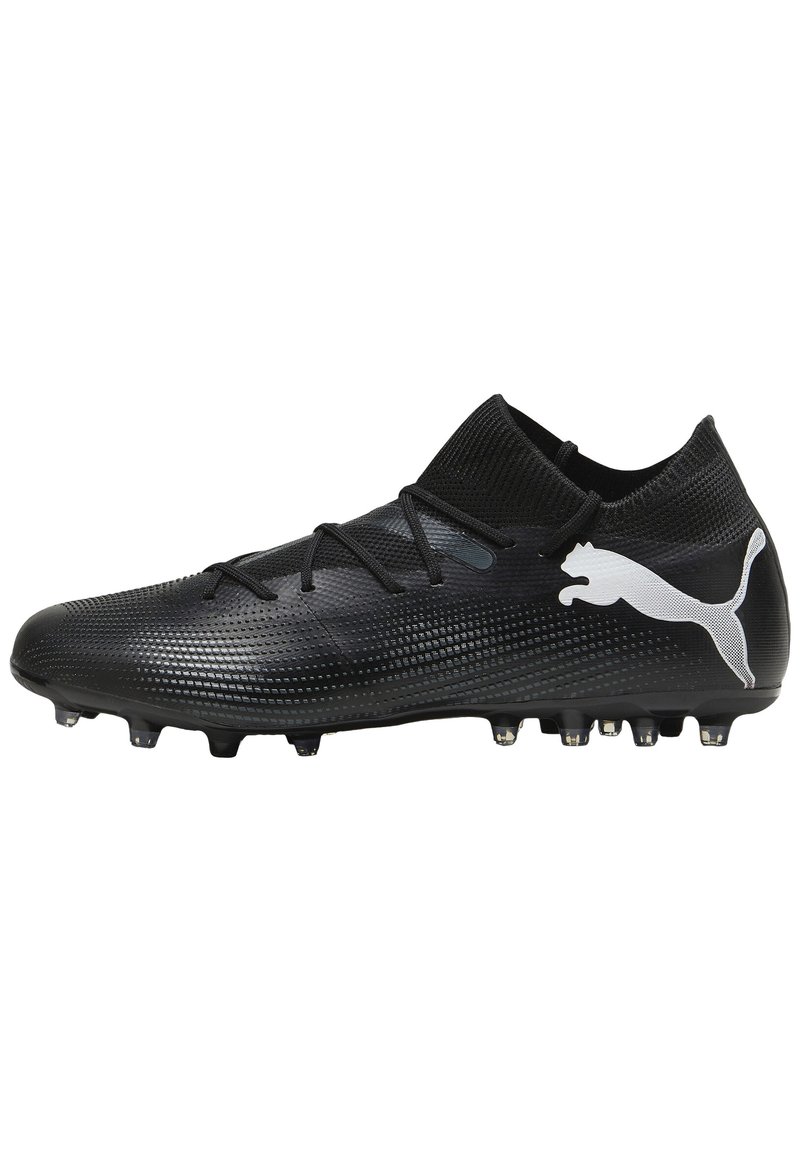 Scarpa da calcio nera con tomaia sintetica testurizzata, collo alto e tacchetti in gomma per trazione; presenta dettagli del logo bianco.