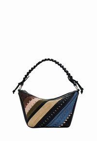 Bolso de mano confeccionado con paneles de cuero de texturas variadas en negro, marrón, verde oscuro, beige y azul, con asa trenzada y cierre de cremallera.