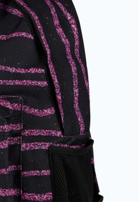 Musta reppu, jossa on vaaleanpunaisia zigzag-kuvioita ja roiskeita, varustettuna verkkosivutaskulla ja kestävästä kankaasta valmistetulla pinnalla.