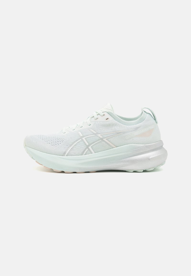 Baskets de course légères en vert menthe pâle avec un dessus en mesh respirant, des accents réfléchissants, une semelle rembourrée et une semelle extérieure en caoutchouc texturé.