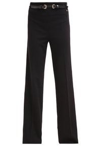 Zwarte broek met een recht model, voorzien van een riem met twee gespen en zijzakken. Gemaakt van een gladde stof met een nette afwerking.