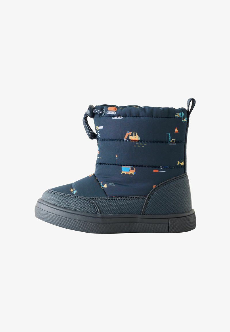 Stivale invernale bambino blu navy con suola nera e motivi di veicoli da costruzione, con chiusura a cordoncino in alto.