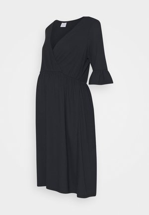 Robe de maternité noire jusqu'aux genoux avec des manches à trois-quarts évasées et un décolleté en V à l'avant sur fond blanc.