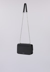 Borsa a tracolla nera in pelle con una texture liscia, forma rettangolare, tracolla in catena argentata e dettagli del logo sulla parte anteriore.