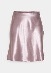 Skinande satin A-linje formad minikjol i mjuk rosa med slät textur och subtil lyster, designad för en elegant och feminin look.