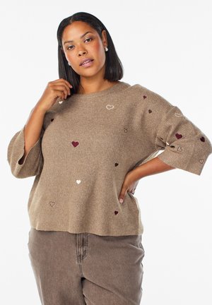 Bežinė megzta palaidinė su laisvu kirpimu ir 3/4 ilgio rankovėmis. Papuošta išbarstytais išsiuvinėtais širdelėmis bordo ir kreminės spalvos. Minkšta tekstūra.