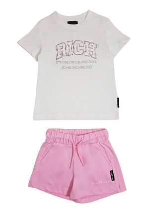 Maglietta bianca a maniche corte con testo "RICH" e slogan, abbinata a pantaloncini rosa con vita elastica, tasche laterali e coulisse.