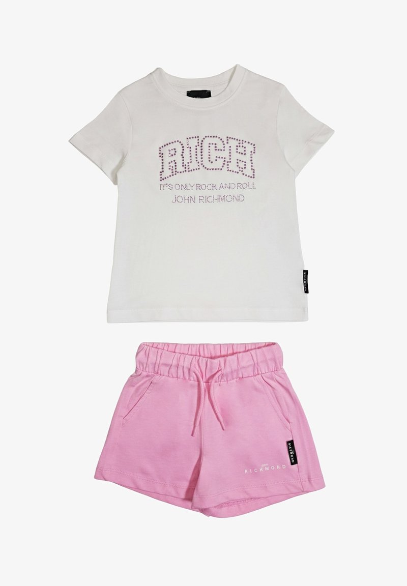 Maglietta bianca a maniche corte con testo "RICH" e slogan, abbinata a pantaloncini rosa con vita elastica, tasche laterali e coulisse.