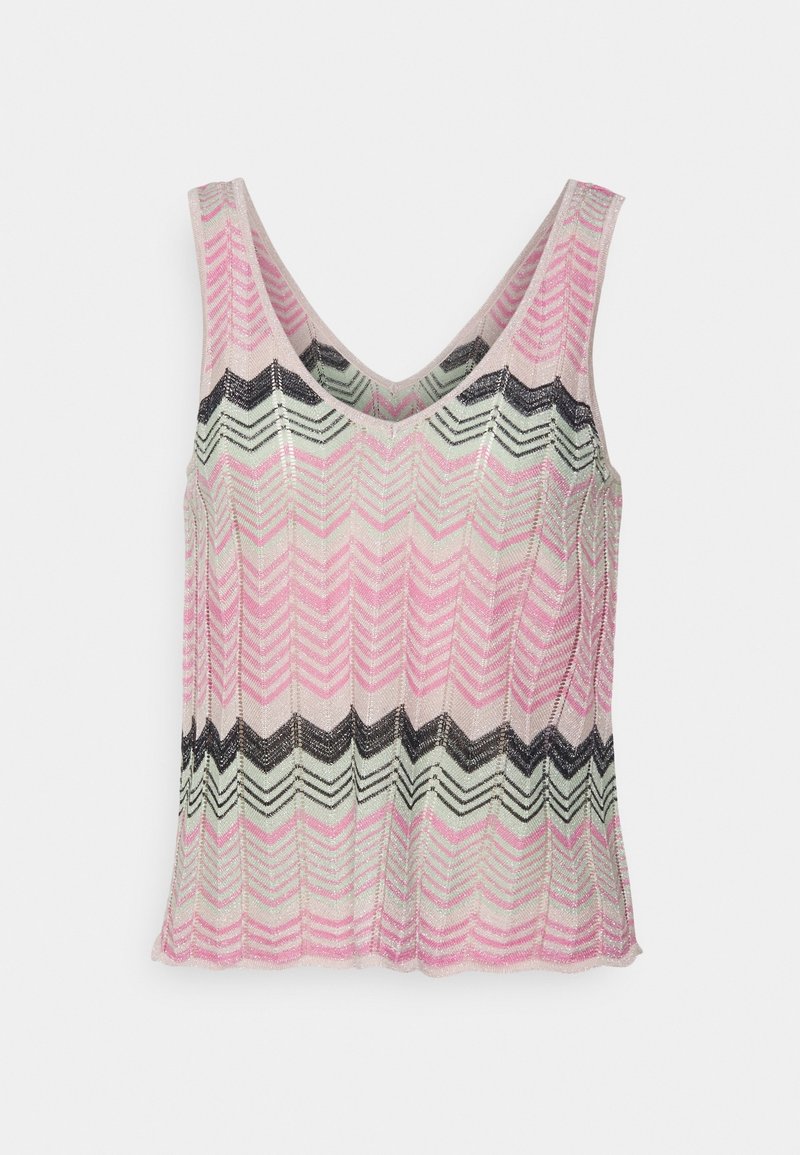 Haut sans manches en maille avec des rayures en chevrons roses, noires et blanches et un décolleté en V sur un fond uni.