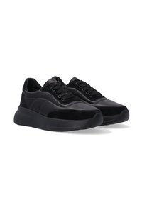 Schwarze Sneakers aus Leder und Wildleder, mit einer strukturierten Sohle, gerundetem Zehenbereich und kontrastierenden Panel-Designs. Schnürverschluss und gepolsterter Schaft.