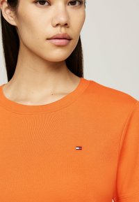 Tommy Hilfiger SLIM CODY - T-Shirt basic - autumn orange