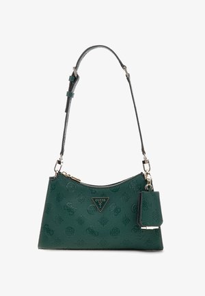 Sac à main Guess vert foncé avec motif de logo embossé, plaque en métal triangulaire avec logo, bandoulière ajustable et petite pochette assortie attachée.