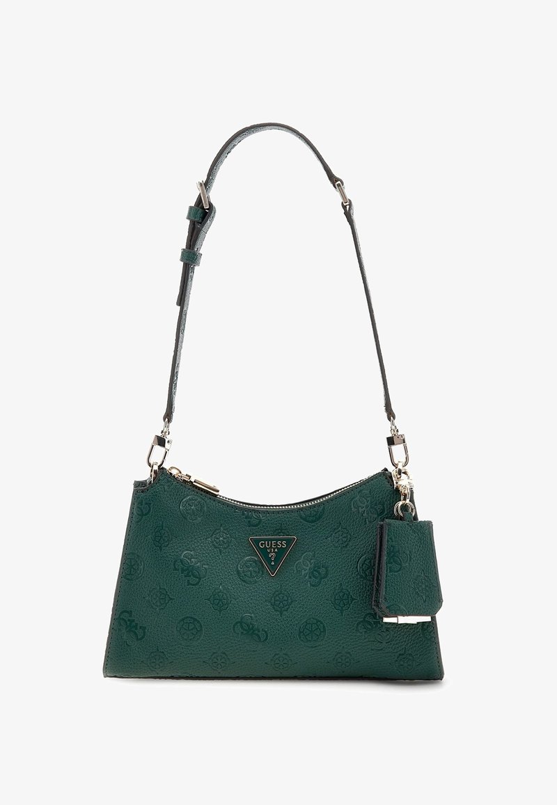 Sac à main Guess vert foncé avec motif de logo embossé, plaque en métal triangulaire avec logo, bandoulière ajustable et petite pochette assortie attachée.