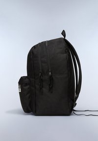 Zaino in tessuto nero con forma arrotondata, due scomparti con zip, tasca laterale e spallacci regolabili. Superficie texturizzata con cuciture rinforzate.