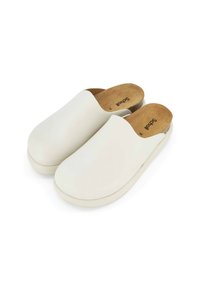 Sabots blancs avec une surface lisse, un bout arrondi et un dos ouvert. Semelle intérieure en liège et design minimaliste pour le confort et la polyvalence.