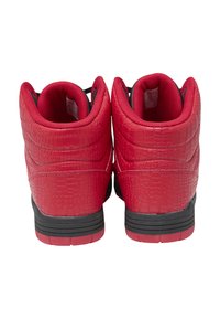 Røde høye sneakers med preget tekstur, polstret krage og svart gummisåle. Har meshfôr og minimale sømdetaljer.
