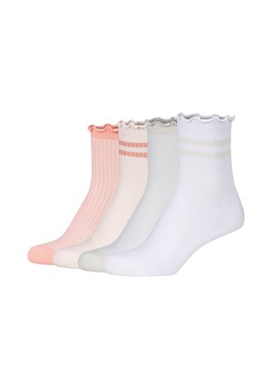 Quatre paires de chaussettes courtes à volants dans des couleurs pastel douces : corail à carreaux, crème à rayures, gris clair et blanc à rayures subtiles.