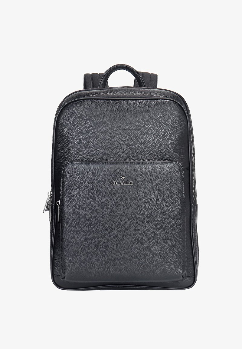 Zaino in pelle nera con superficie texture, tasca frontale con zip e manico superiore. Caratterizzato da spallacci regolabili e un design rettangolare elegante.