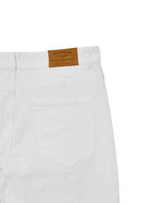 Pantaloni in denim bianco con finitura testurizzata. Presentano un'etichetta in pelle color tan con la scritta 'DENIMWEAR CALLIOPE' e una tasca posteriore singola.