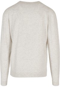 Pulover gri deschis, cu guler rotund, mâneci lungi, realizat dintr-un material moale cu textură, prezintă o croială lejeră cu tiv și manșete ribbate.