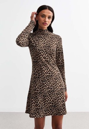 Robe à imprimé léopard avec des manches longues, un col haut, un corsage ajusté et une jupe évasée. Fabriquée à partir d'un tissu doux et extensible dans des tons marron et noir.