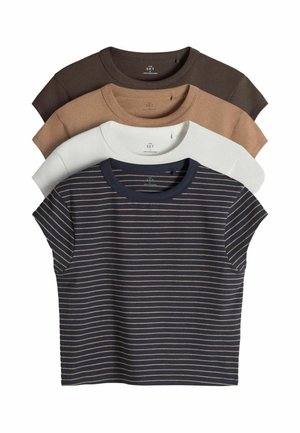 Set aus vier kurzärmeligen T-Shirts mit Rundhalsausschnitt in dunkelbraun gestreift, weiß, beige und dunkelbraun einfarbig, gestapelt auf weißem Hintergrund.