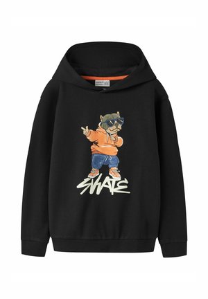 Sweat à capuche noir avec un chien cartoon portant des lunettes de soleil, un sweat à capuche orange, un pantalon bleu et des baskets, se tenant au-dessus d'un texte stylisé "SKATE".