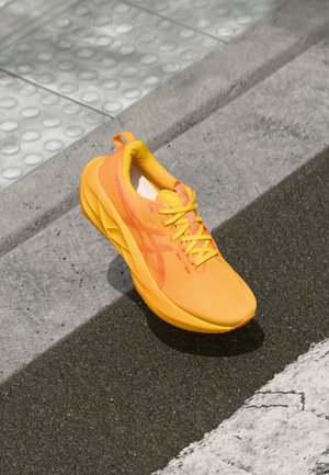 Hellegelbe Sport-schuhe mit einem schlanken Design, einem Obermaterial aus Mesh und strukturierten Akzenten. Mit Schnürsenkeln und einer gepolsterten Sohle für Komfort.
