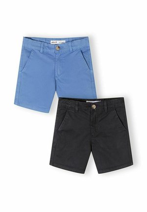 Dwie pary chłopięcych szortów w kolorze niebieskim i czarnym, każdy z przodu z kieszeniami, szlufkami na pasek i zapięciem na guzik.