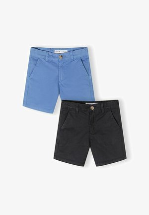 Deux paires de shorts pour garçons en bleu et noir, chacun avec des poches avant, des passants pour ceinture et une fermeture par bouton.