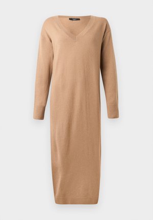 Vestido largo de punto suave en color camel. Presenta un escote en V y mangas largas con puños de canalé, con caída hasta la mitad de la pantorrilla.