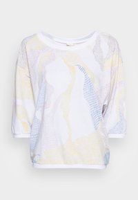 Lekka biała bluzka z bawełny z abstrakcyjnymi pastelowymi wzorami w odcieniach żółtego, niebieskiego i różowego. Posiada szeroką linię dekoltu i rękawy o długości trzech czwartek.