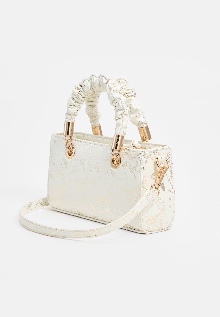 Sac à main en simili cuir blanc avec un motif floral texturé, poignées froncées, quincaillerie dorée et une bandoulière amovible.